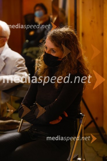  Polona Lovšin, Riko d.o.o.Iskrivo v živo, dr. Dan Podjed in Vesna Milek v skednju Škrabčeve domačije