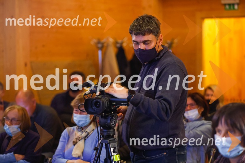 Iskrivo v živo, dr. Dan Podjed in Vesna Milek v skednju Škrabčeve domačije