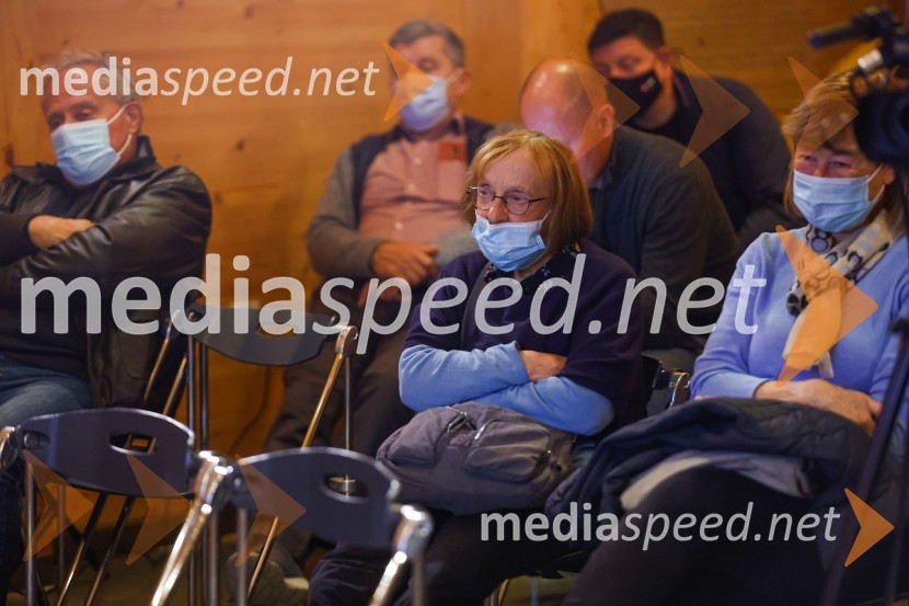 Iskrivo v živo, dr. Dan Podjed in Vesna Milek v skednju Škrabčeve domačije