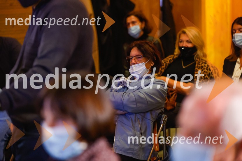 Iskrivo v živo, dr. Dan Podjed in Vesna Milek v skednju Škrabčeve domačije