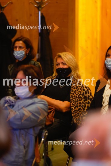 Iskrivo v živo, dr. Dan Podjed in Vesna Milek v skednju Škrabčeve domačije