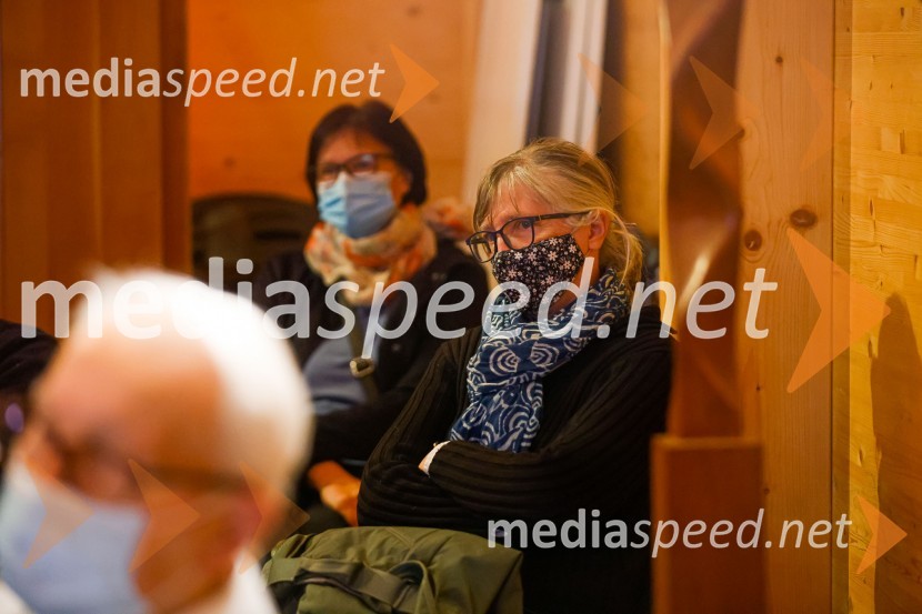 Iskrivo v živo, dr. Dan Podjed in Vesna Milek v skednju Škrabčeve domačije