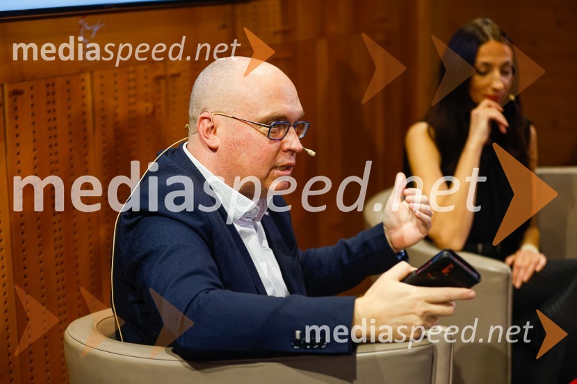  dr. Dan  Podjed, antropologIskrivo v živo, dr. Dan Podjed in Vesna Milek v skednju Škrabčeve domačije