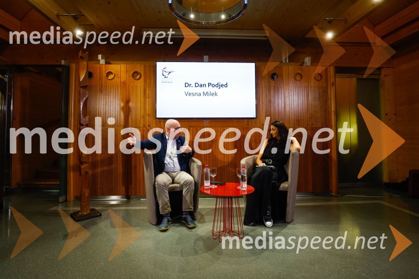  dr. Dan  Podjed, antropolog;  Vesna Milek, novinarka in publicistkaIskrivo v živo, dr. Dan Podjed in Vesna Milek v skednju Škrabčeve domačije