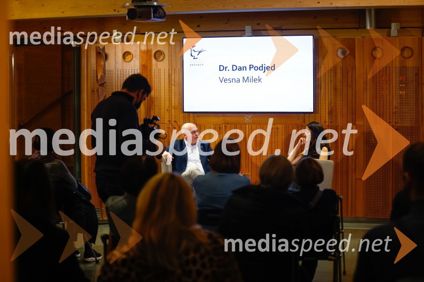 Iskrivo v živo, dr. Dan Podjed in Vesna Milek v skednju Škrabčeve domačije