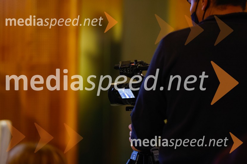 Iskrivo v živo, dr. Dan Podjed in Vesna Milek v skednju Škrabčeve domačije