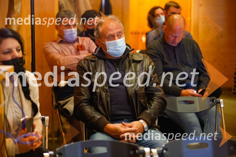 Iskrivo v živo, dr. Dan Podjed in Vesna Milek v skednju Škrabčeve domačije