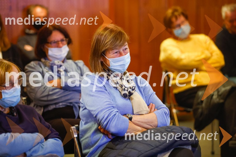 Iskrivo v živo, dr. Dan Podjed in Vesna Milek v skednju Škrabčeve domačije