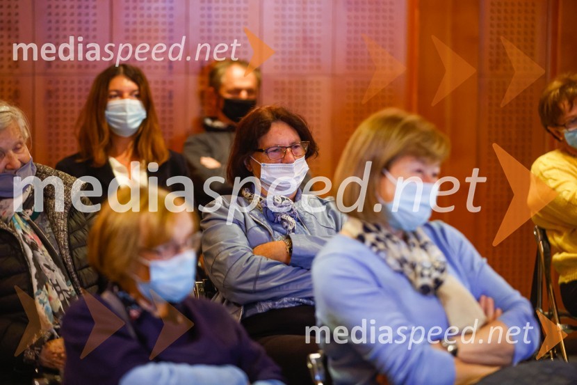 Iskrivo v živo, dr. Dan Podjed in Vesna Milek v skednju Škrabčeve domačije