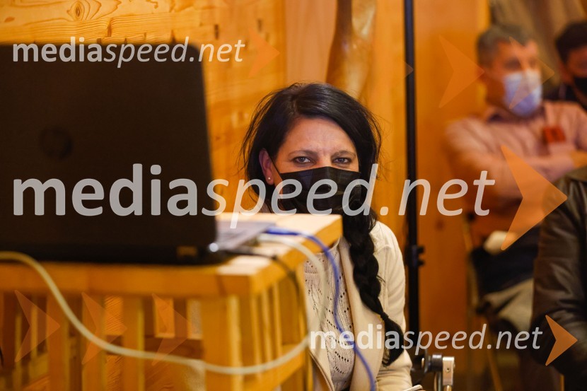 Iskrivo v živo, dr. Dan Podjed in Vesna Milek v skednju Škrabčeve domačije