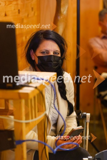 Iskrivo v živo, dr. Dan Podjed in Vesna Milek v skednju Škrabčeve domačije