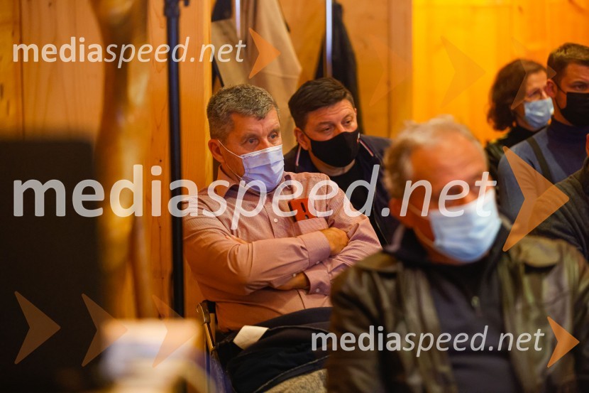 Iskrivo v živo, dr. Dan Podjed in Vesna Milek v skednju Škrabčeve domačije