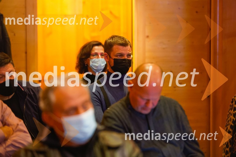 Iskrivo v živo, dr. Dan Podjed in Vesna Milek v skednju Škrabčeve domačije