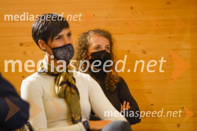  Polona Lovšin, Riko d.o.o.Iskrivo v živo, dr. Dan Podjed in Vesna Milek v skednju Škrabčeve domačije