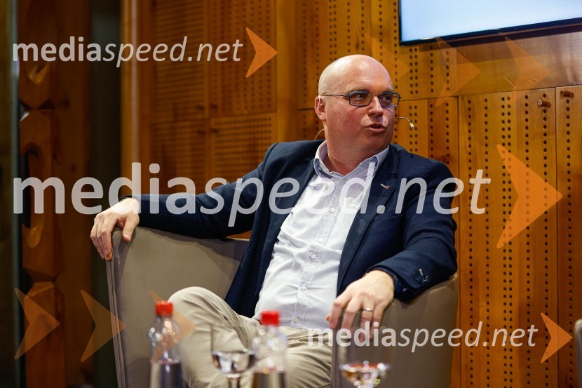  dr. Dan  Podjed, antropologIskrivo v živo, dr. Dan Podjed in Vesna Milek v skednju Škrabčeve domačije