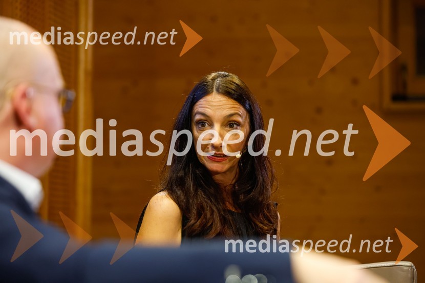  Vesna Milek, novinarka in publicistkaIskrivo v živo, dr. Dan Podjed in Vesna Milek v skednju Škrabčeve domačije