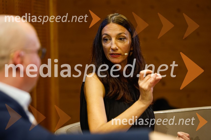  Vesna Milek, novinarka in publicistkaIskrivo v živo, dr. Dan Podjed in Vesna Milek v skednju Škrabčeve domačije