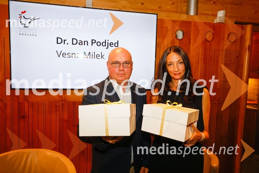  dr. Dan  Podjed, antropolog;  Vesna Milek, novinarka in publicistkaIskrivo v živo, dr. Dan Podjed in Vesna Milek v skednju Škrabčeve domačije