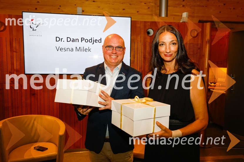  dr. Dan  Podjed, antropolog;  Vesna Milek, novinarka in publicistkaIskrivo v živo, dr. Dan Podjed in Vesna Milek v skednju Škrabčeve domačije