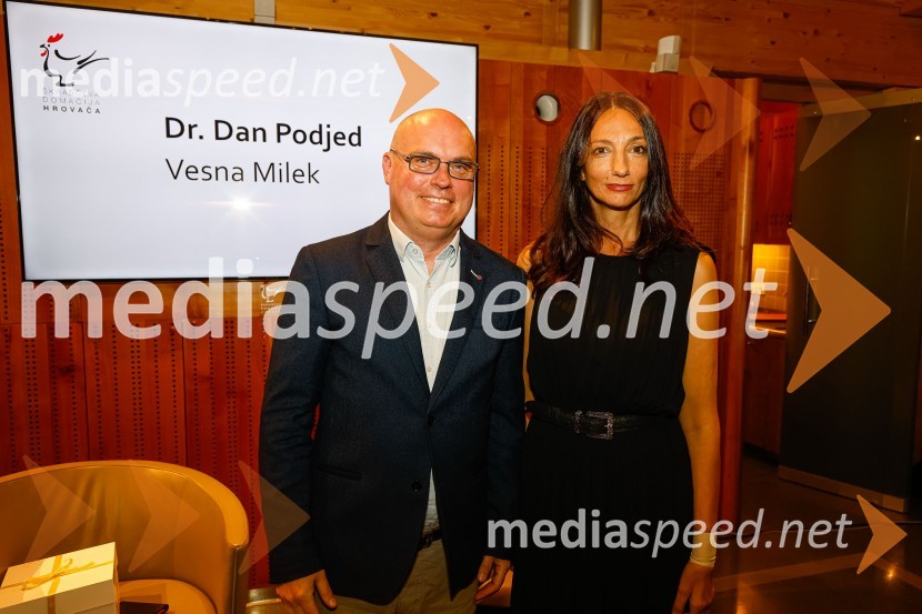  dr. Dan  Podjed, antropolog;  Vesna Milek, novinarka in publicistkaIskrivo v živo, dr. Dan Podjed in Vesna Milek v skednju Škrabčeve domačije