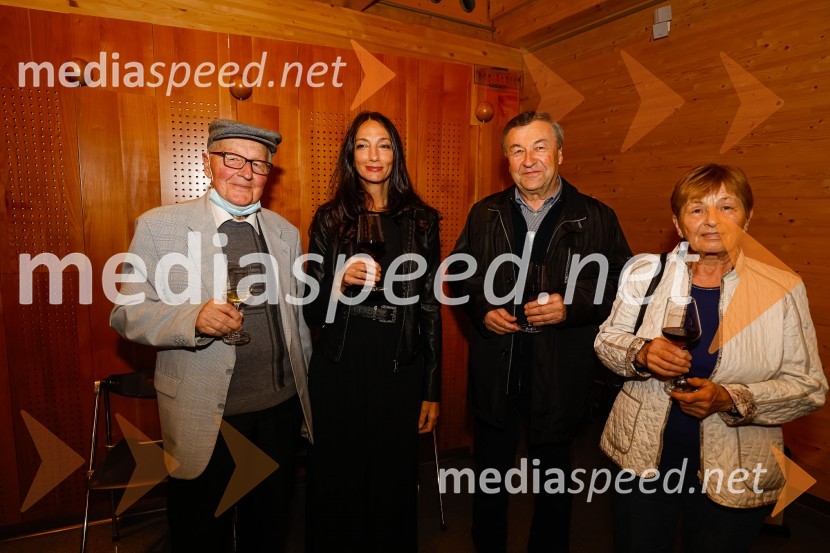  ... ;  Vesna Milek, novinarka in publicistka;  ... ;  ... Iskrivo v živo, dr. Dan Podjed in Vesna Milek v skednju Škrabčeve domačije