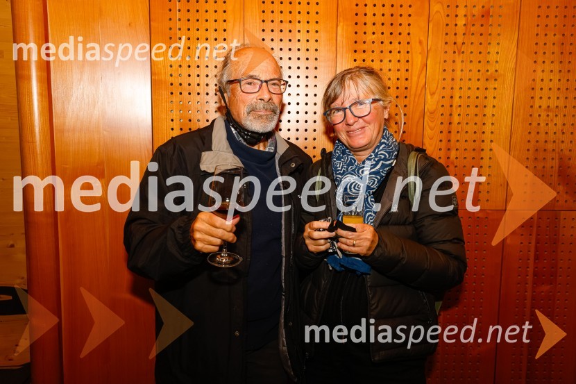 Iskrivo v živo, dr. Dan Podjed in Vesna Milek v skednju Škrabčeve domačije