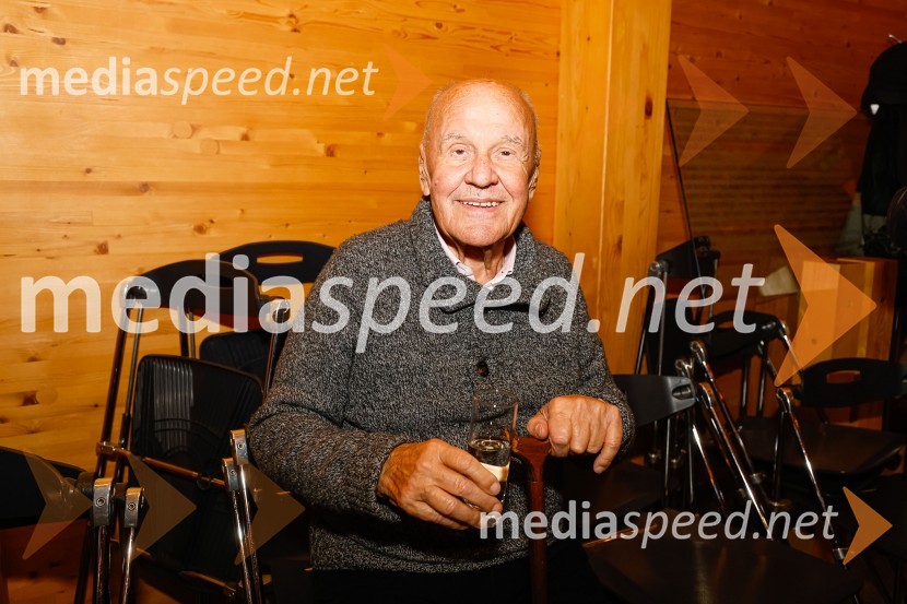  Stanislav  Škrabec, nekdanji direktor RIko RibnicaIskrivo v živo, dr. Dan Podjed in Vesna Milek v skednju Škrabčeve domačije