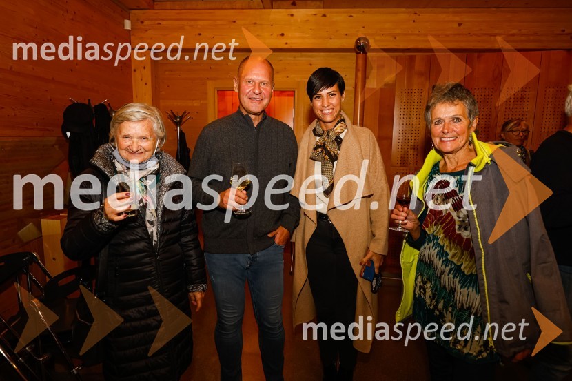  Zdenka Marolt;  Staš Škrabec, Riko d.o.o.;  Zala  Razinger, Riko Ribnica, asistentka v PRju;  Danica PuceljIskrivo v živo, dr. Dan Podjed in Vesna Milek v skednju Škrabčeve domačije