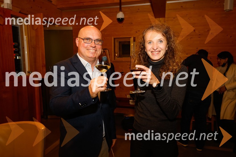  dr. Dan  Podjed, antropolog;  Polona Lovšin, Riko d.o.o.Iskrivo v živo, dr. Dan Podjed in Vesna Milek v skednju Škrabčeve domačije