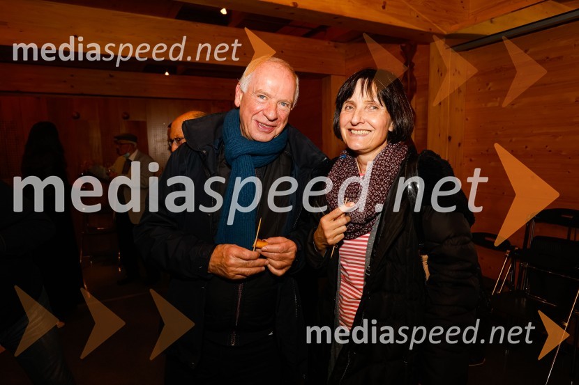  prof. dr. Božidar Jezernik, antropolog;  ... Iskrivo v živo, dr. Dan Podjed in Vesna Milek v skednju Škrabčeve domačije