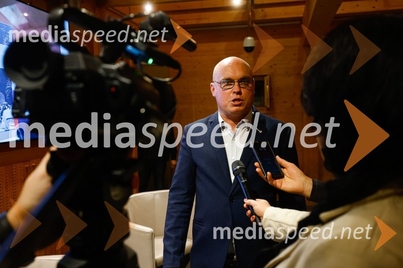  dr. Dan  Podjed, antropologIskrivo v živo, dr. Dan Podjed in Vesna Milek v skednju Škrabčeve domačije