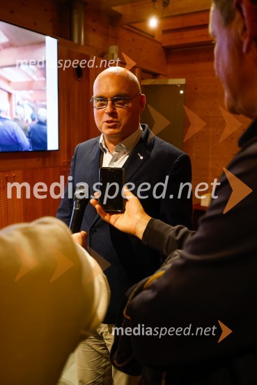  dr. Dan  Podjed, antropologIskrivo v živo, dr. Dan Podjed in Vesna Milek v skednju Škrabčeve domačije