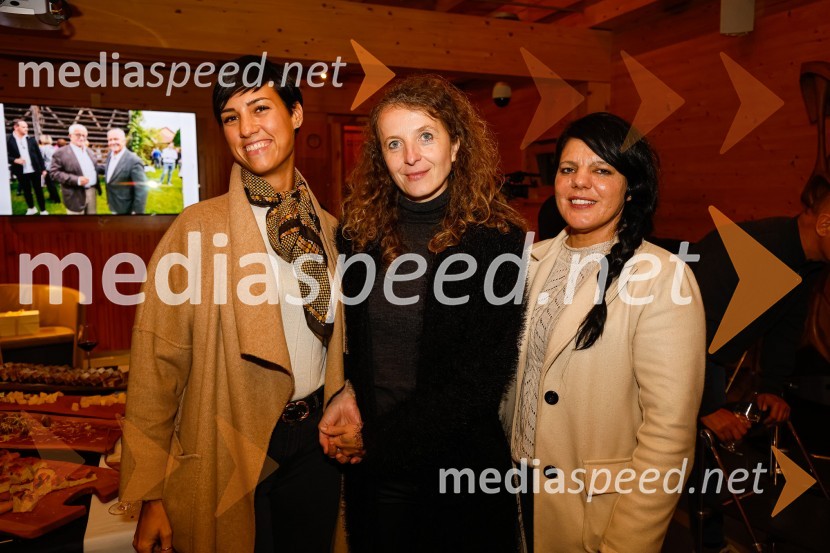  Zala  Razinger, Riko Ribnica, asistentka v PRju;  Polona Lovšin, Riko d.o.o.;  Tina Merhar, R KanalIskrivo v živo, dr. Dan Podjed in Vesna Milek v skednju Škrabčeve domačije