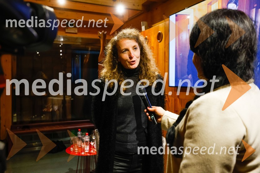  Polona Lovšin, Riko d.o.o.Iskrivo v živo, dr. Dan Podjed in Vesna Milek v skednju Škrabčeve domačije