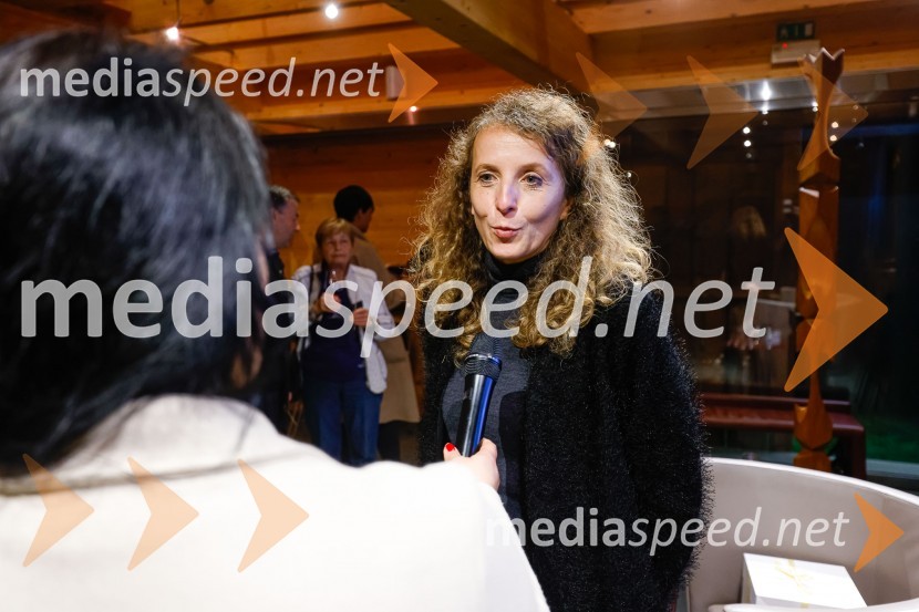  Polona Lovšin, Riko d.o.o.Iskrivo v živo, dr. Dan Podjed in Vesna Milek v skednju Škrabčeve domačije