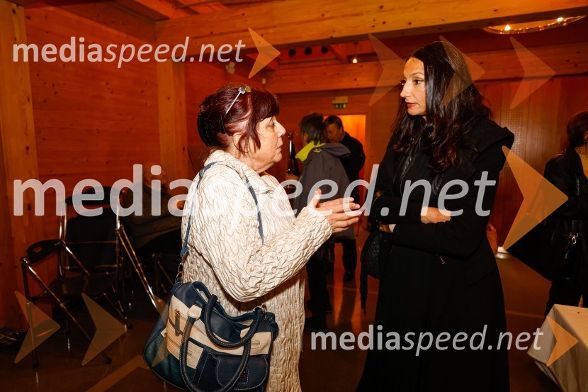  ... ;  Vesna Milek, novinarka in publicistkaIskrivo v živo, dr. Dan Podjed in Vesna Milek v skednju Škrabčeve domačije