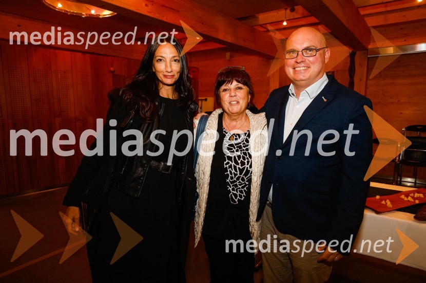  Vesna Milek, novinarka in publicistka;  ... ;  dr. Dan  Podjed, antropologIskrivo v živo, dr. Dan Podjed in Vesna Milek v skednju Škrabčeve domačije