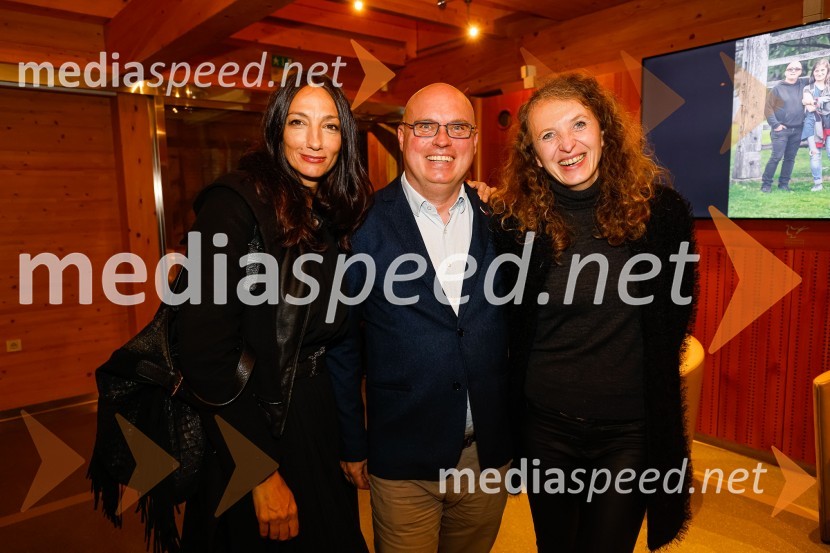  Vesna Milek, novinarka in publicistka;  dr. Dan  Podjed, antropolog;  Polona Lovšin, Riko d.o.o.Iskrivo v živo, dr. Dan Podjed in Vesna Milek v skednju Škrabčeve domačije