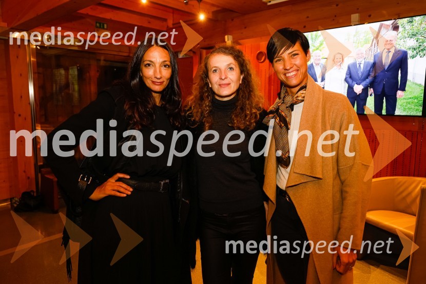  Vesna Milek, novinarka in publicistka;  Polona Lovšin, Riko d.o.o.;  Zala  Razinger, Riko Ribnica, asistentka v PRjuIskrivo v živo, dr. Dan Podjed in Vesna Milek v skednju Škrabčeve domačije