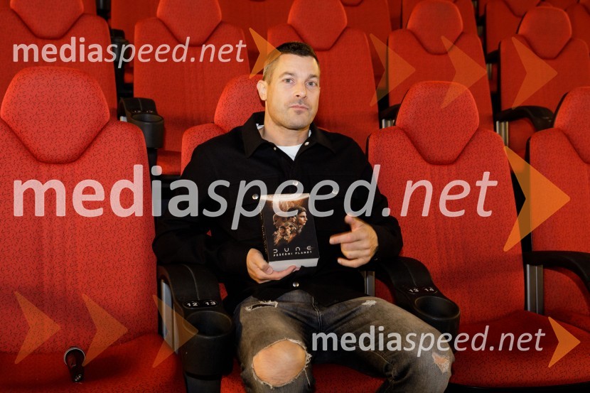  Klemen Bučan, radijski voditelj, stand-up komik, DJPremiera filma Dune: Peščeni planet v Cineplexxu