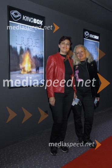 Jasna Murgel s prijateljicoNekoč so bili ljudje, premiera Gorana Vojnovića v Mariboxu