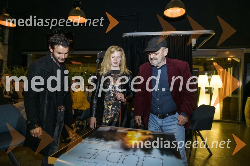  Francesco Borchi, igralec;  Maruša Majer, igralka, prejemnica nagrade Prešernovega sklada 2019;  Vlado Novak, igralecNekoč so bili ljudje, premiera Gorana Vojnovića v Mariboxu