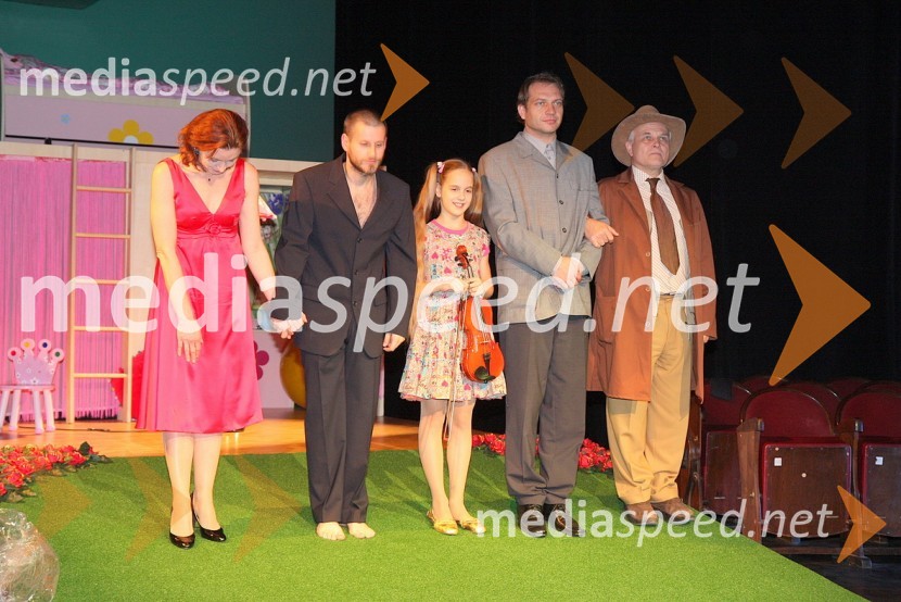 Vesna Jevnikar, igralka, Aljoša Ternovšek, igralec, Zala Linea Rutar, igralka, Uroš Potočnik, igralec in Niko Goršič, igralec in režiserSmeti na luni, premiera gledališke predstave