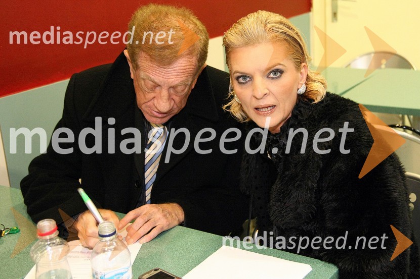 Toni Gašperič, humorist in voditelj prireditve in Renata Mikec, odgovorna urednica Radia Krka in voditeljica prireditvePoglej me, dobrodelni koncert za nakup mamografa