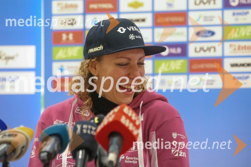  Ilka Štuhec, slovenska alpska smučarkaIlka Štuhec, novinarska konferenca pred začetkom sezone