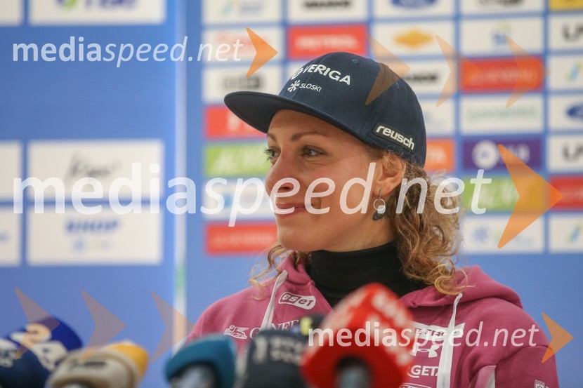  Ilka Štuhec, slovenska alpska smučarkaIlka Štuhec, novinarska konferenca pred začetkom sezone