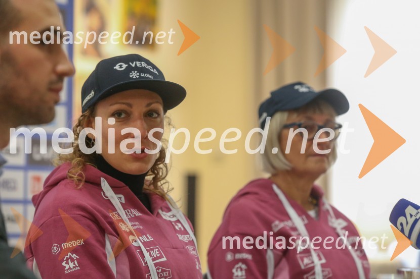  Ilka Štuhec, slovenska alpska smučarka;  Darja Črnko, športna serviserka in trenerka Ilke ŠtuhecIlka Štuhec, novinarska konferenca pred začetkom sezone