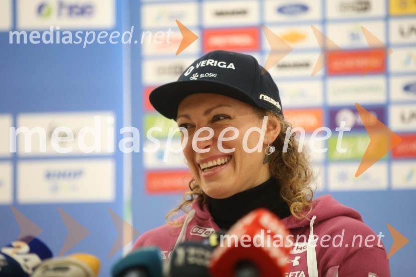  Ilka Štuhec, slovenska alpska smučarkaIlka Štuhec, novinarska konferenca pred začetkom sezone