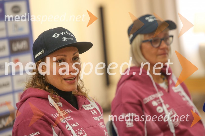  Ilka Štuhec, slovenska alpska smučarka;  Darja Črnko, športna serviserka in trenerka Ilke ŠtuhecIlka Štuhec, novinarska konferenca pred začetkom sezone