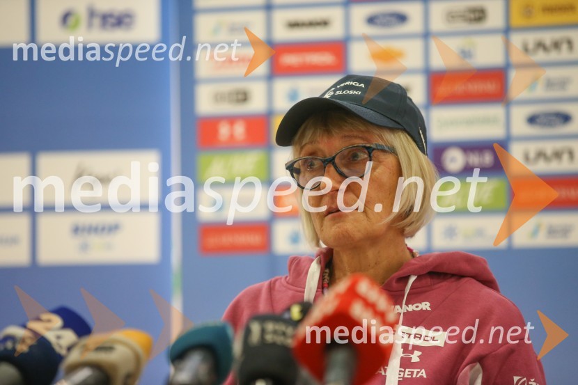  Darja Črnko, športna serviserka in trenerka Ilke ŠtuhecIlka Štuhec, novinarska konferenca pred začetkom sezone